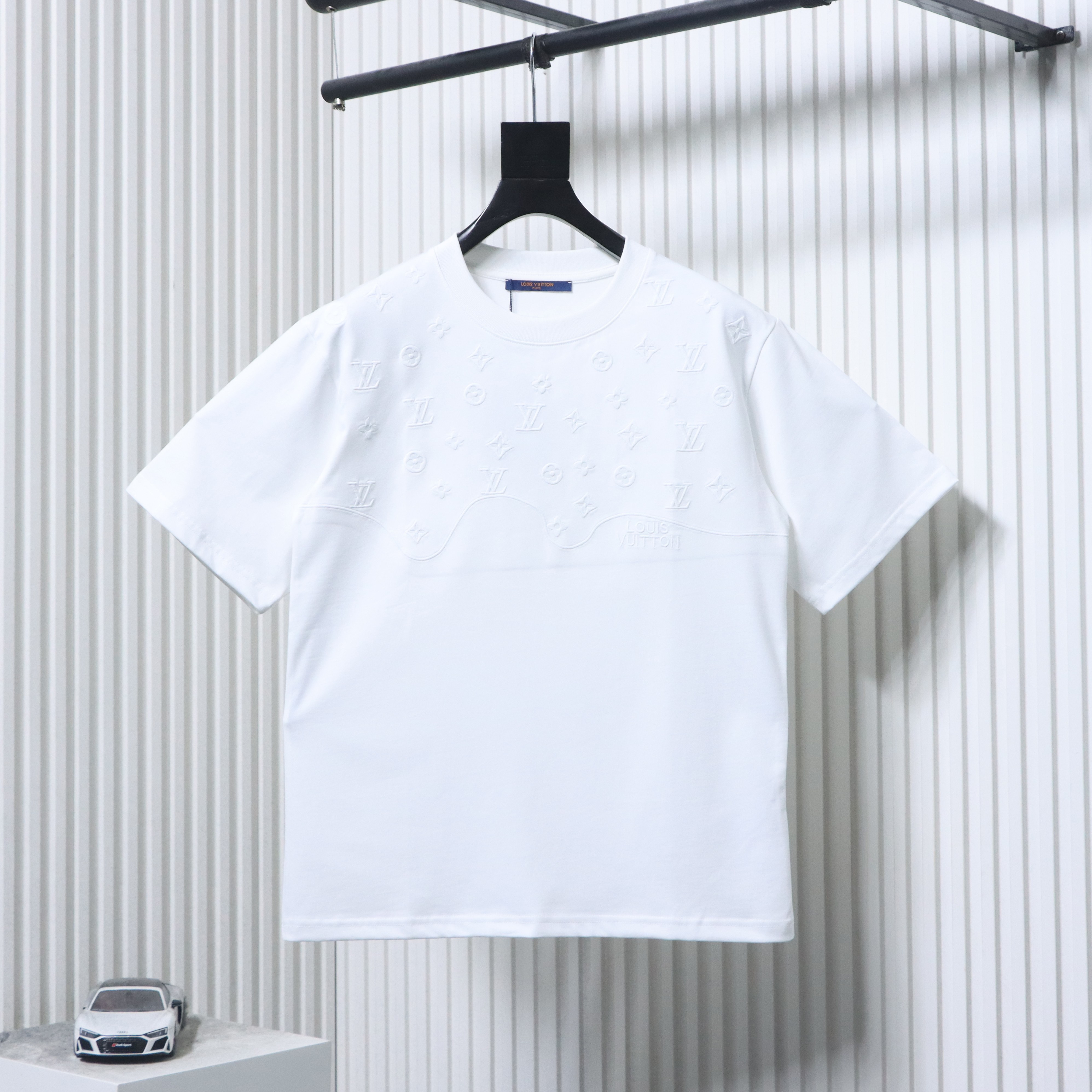 LOUIS VUITTON Tonal Pattern Partial Monogram Embroidery Logo Black White Short Sleeve T-Shirt Style 2