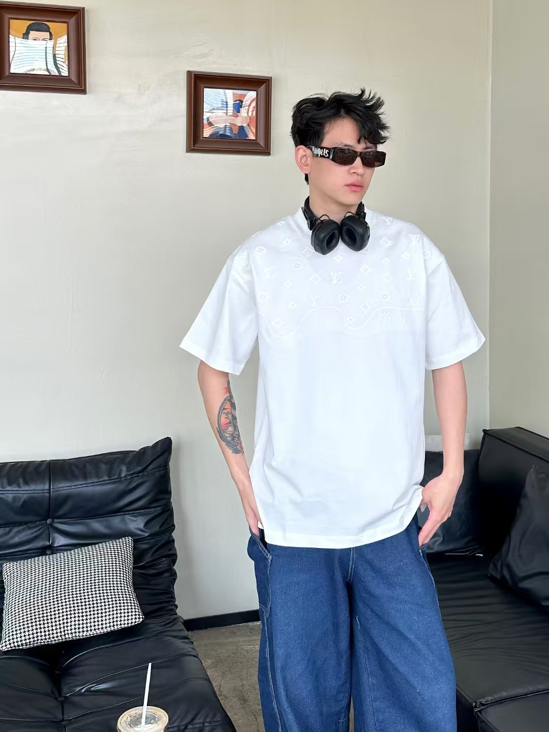 LOUIS VUITTON Tonal Pattern Partial Monogram Embroidery Logo Black White Short Sleeve T-Shirt Style 2