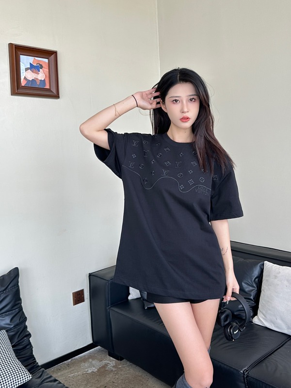 LOUIS VUITTON Tonal Pattern Partial Monogram Embroidery Logo Short Sleeve T-Shirt Style 2