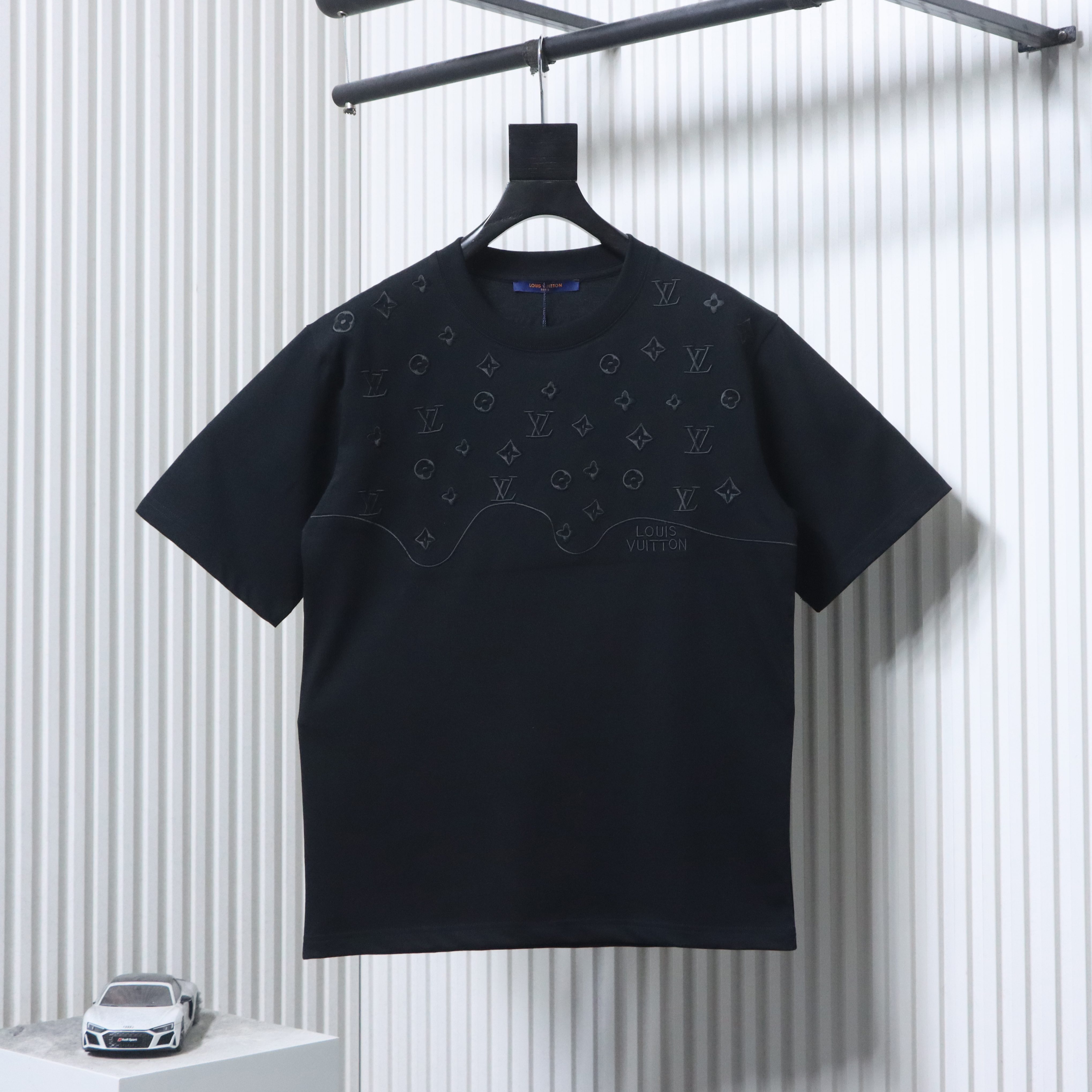 LOUIS VUITTON Tonal Pattern Partial Monogram Embroidery Logo Short Sleeve T-Shirt Style 2