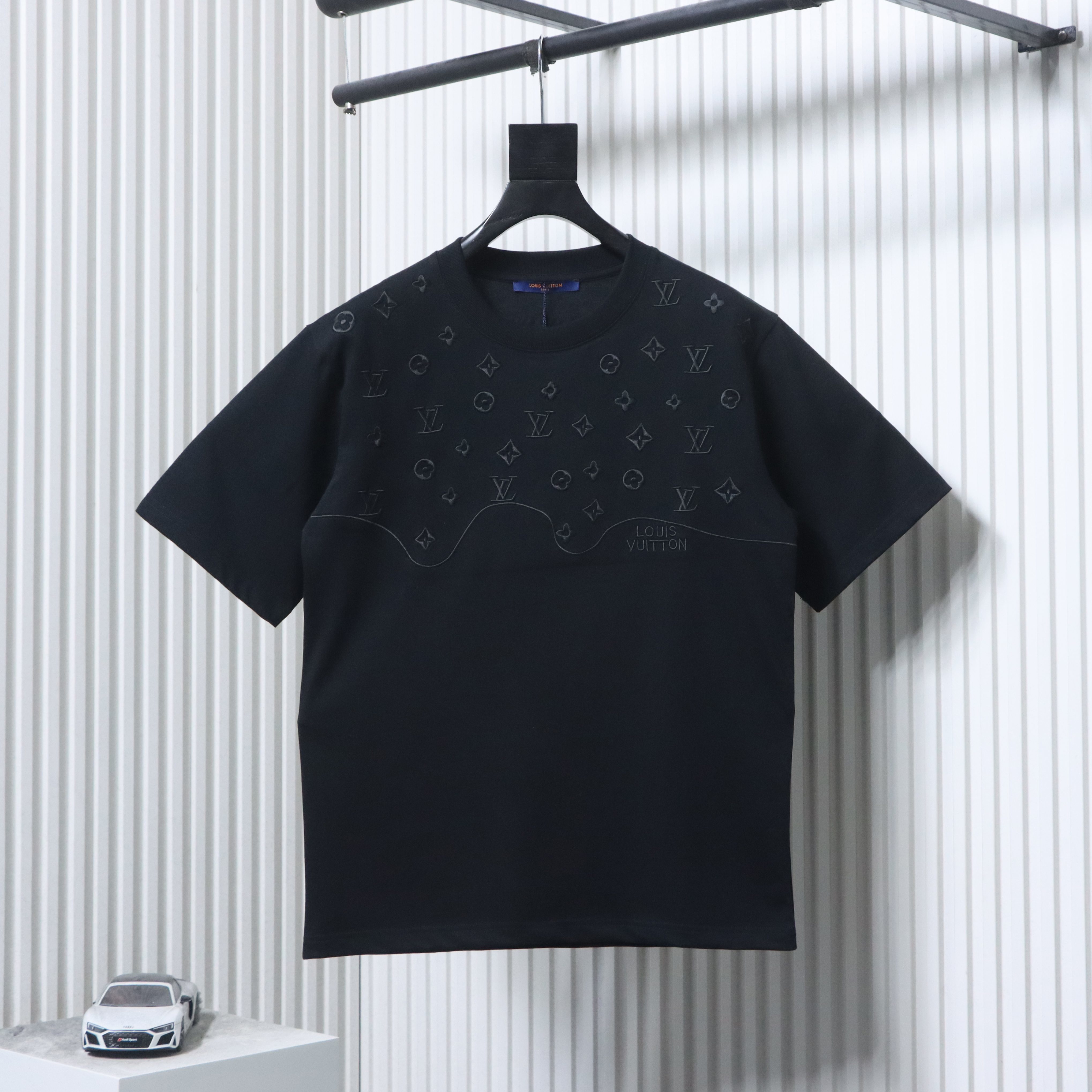 LOUIS VUITTON Tonal Pattern Partial Monogram Embroidery Logo Short Sleeve T-Shirt Style 4