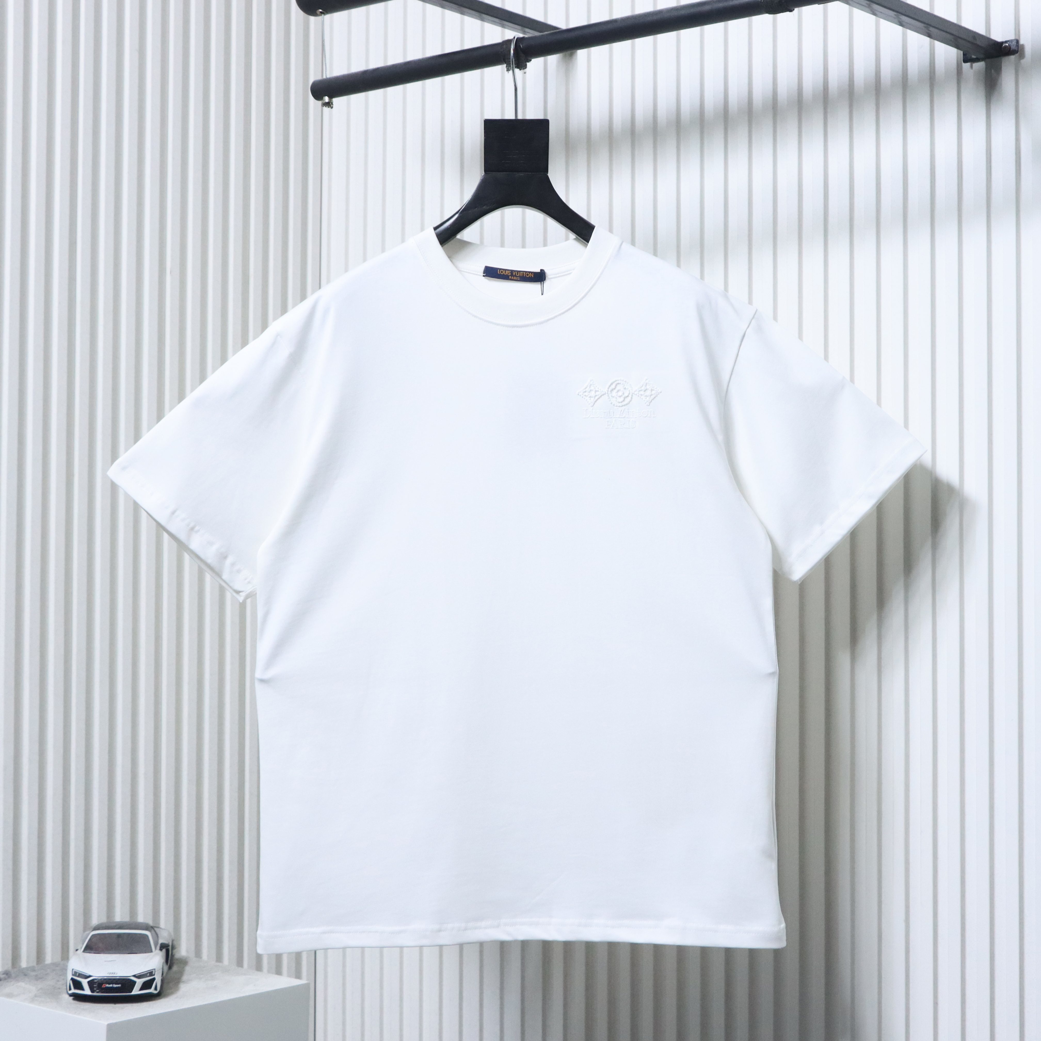 LOUIS VUITTON Triple Flower Embroidery Black White Short Sleeve T-Shirt Style 1