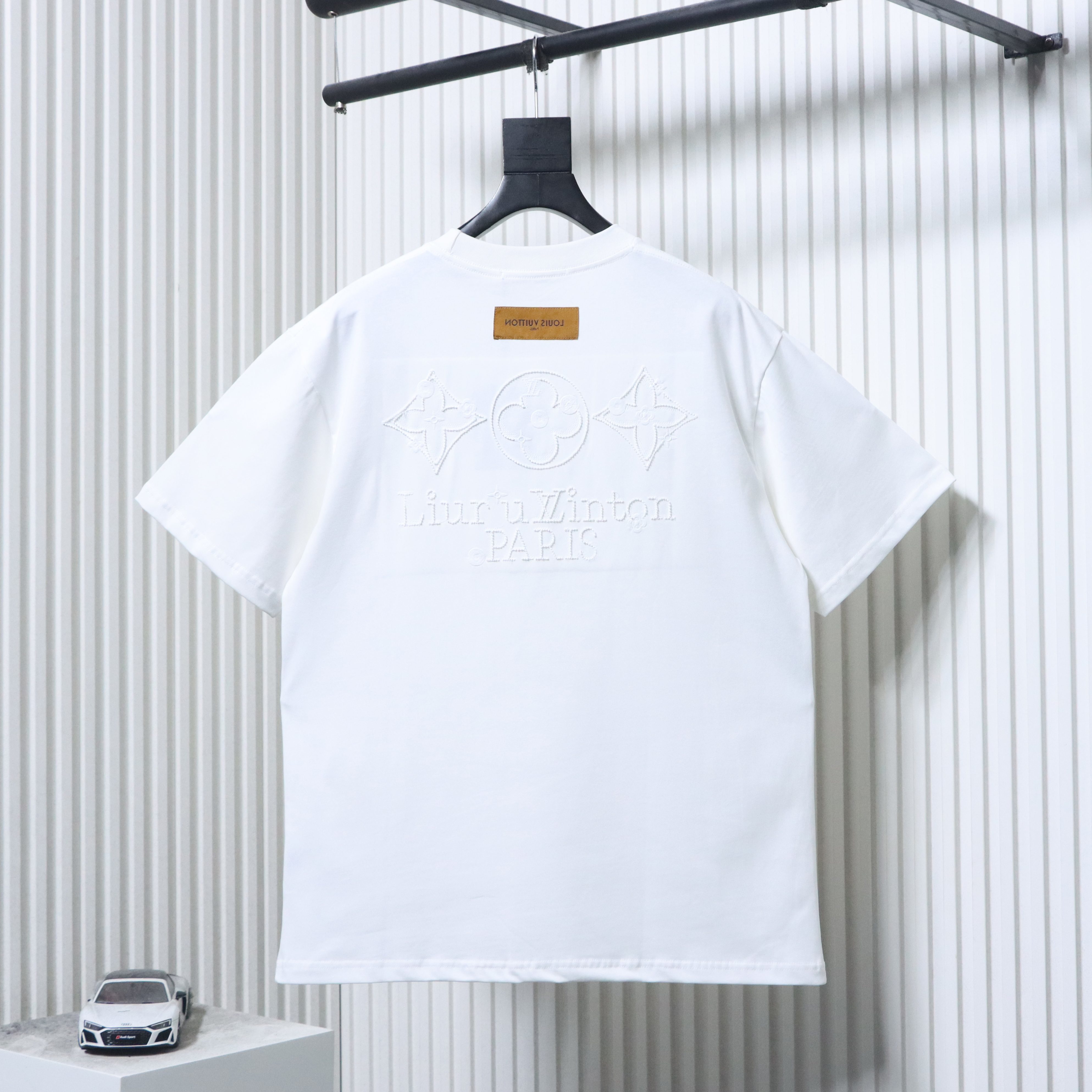 LOUIS VUITTON Triple Flower Embroidery Black White Short Sleeve T-Shirt Style 1
