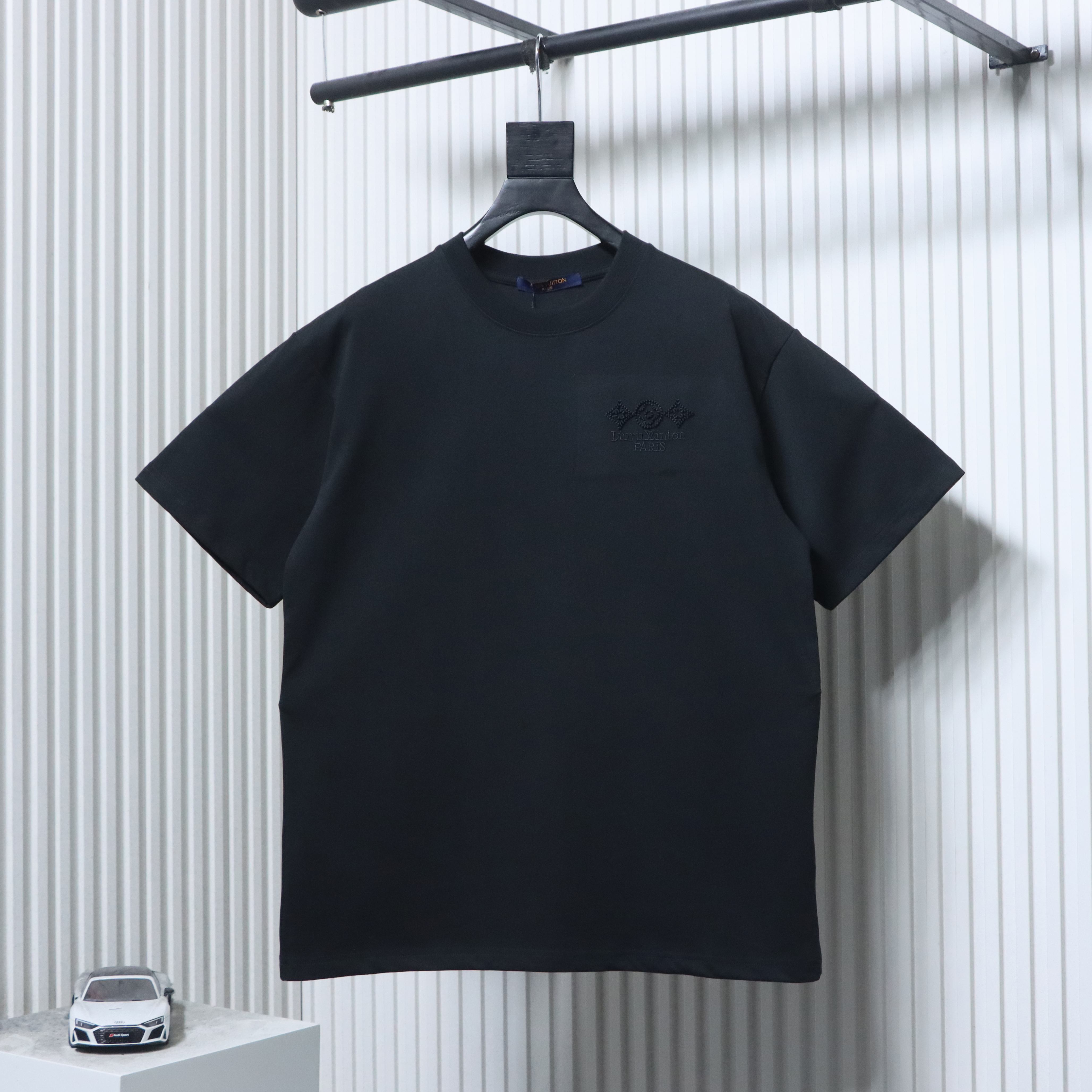 LOUIS VUITTON Triple Flower Embroidery Black White Short Sleeve T-Shirt Style 2