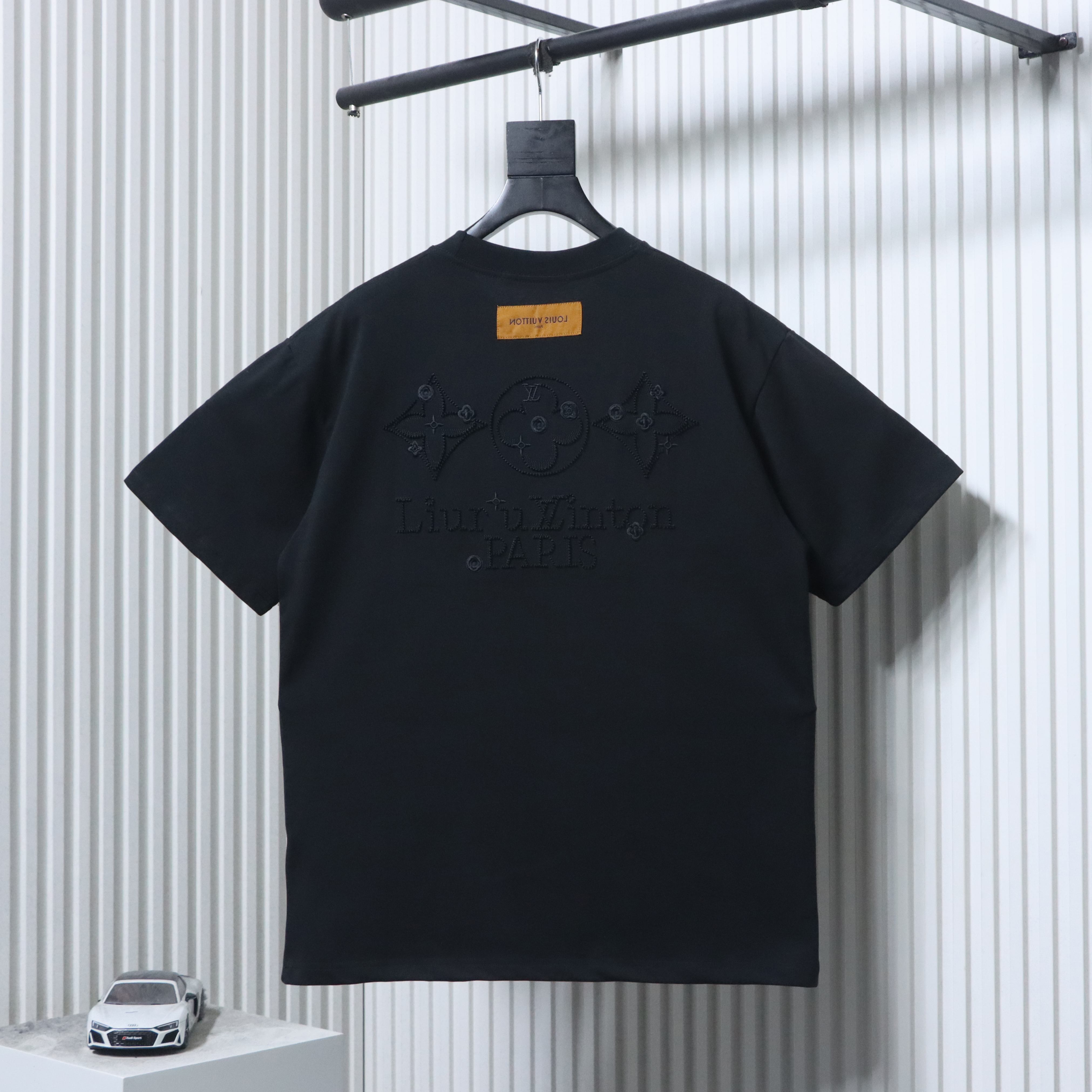 LOUIS VUITTON Triple Flower Embroidery Black White Short Sleeve T-Shirt Style 2