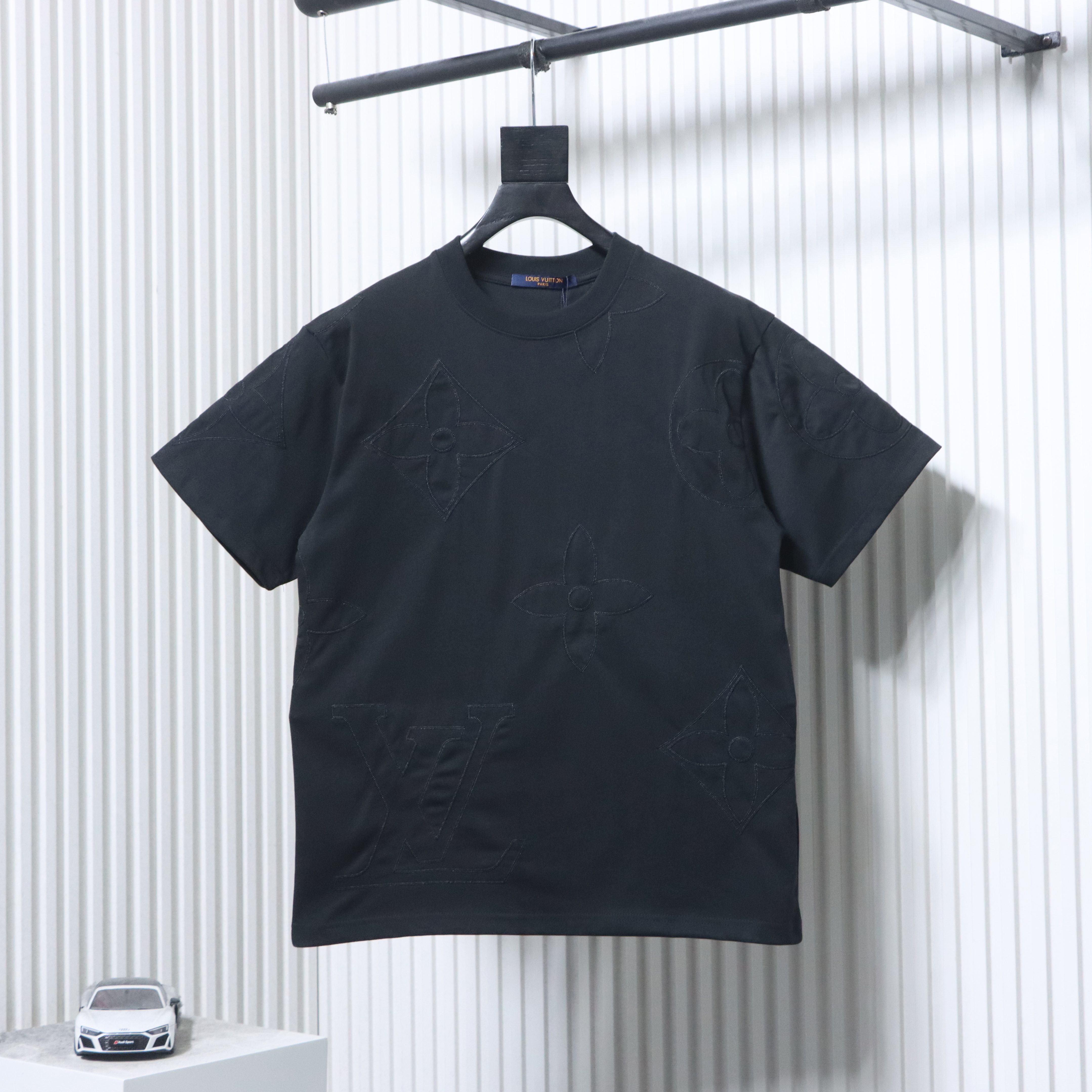 LOUIS VUITTON Triple Flower Embroidery Logo Black White Short Sleeve T-Shirt Style 1