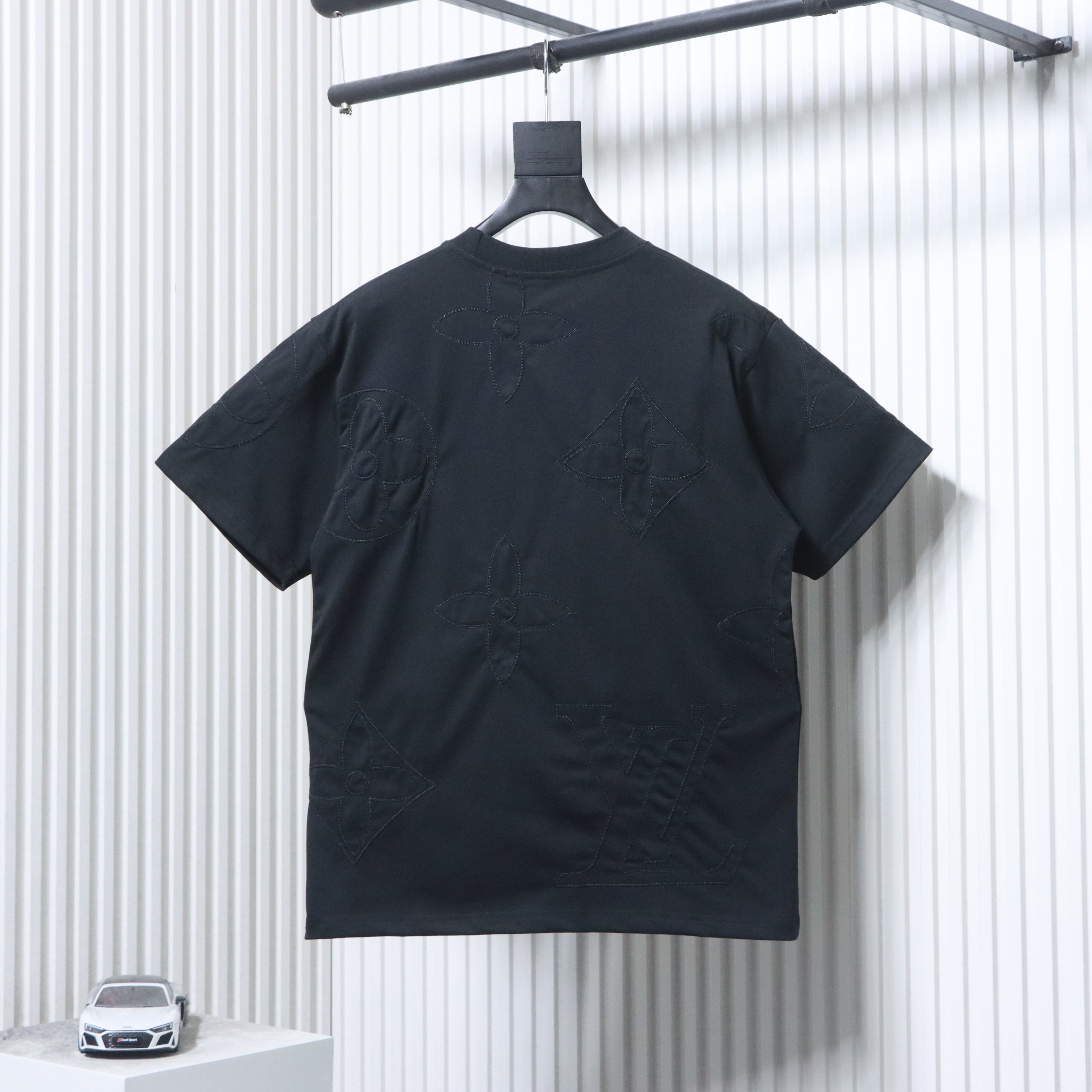 LOUIS VUITTON Triple Flower Embroidery Logo Black White Short Sleeve T-Shirt Style 1