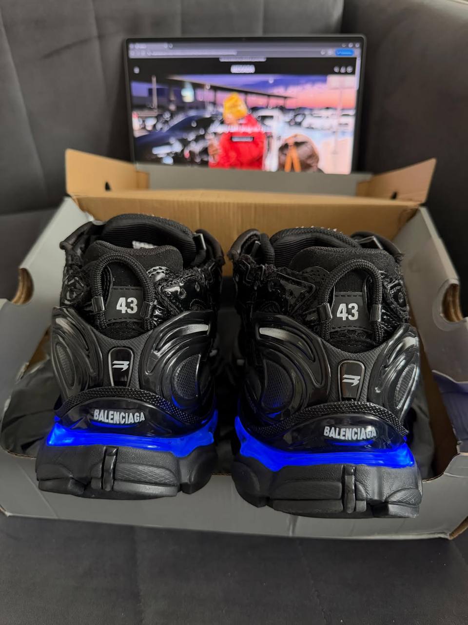 Balenciaga Runner Black LED 853225 WRNLD 1000 review Hhiuhud 01