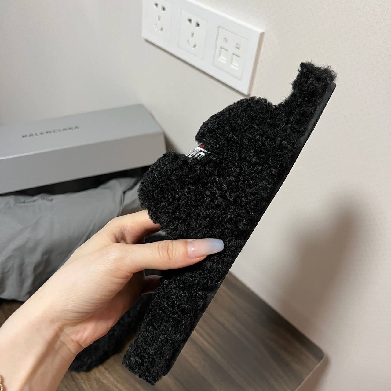 Balenciaga Black Coke Label Slippers 654747 W2DO1 1096 review egygfy 02