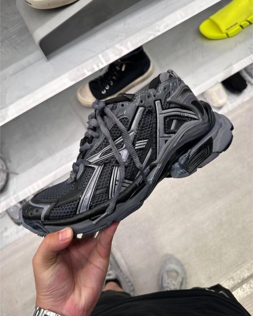 Balenciaga Runner All Black Gray 677402 W3RBR 1515 reviewed byfiag