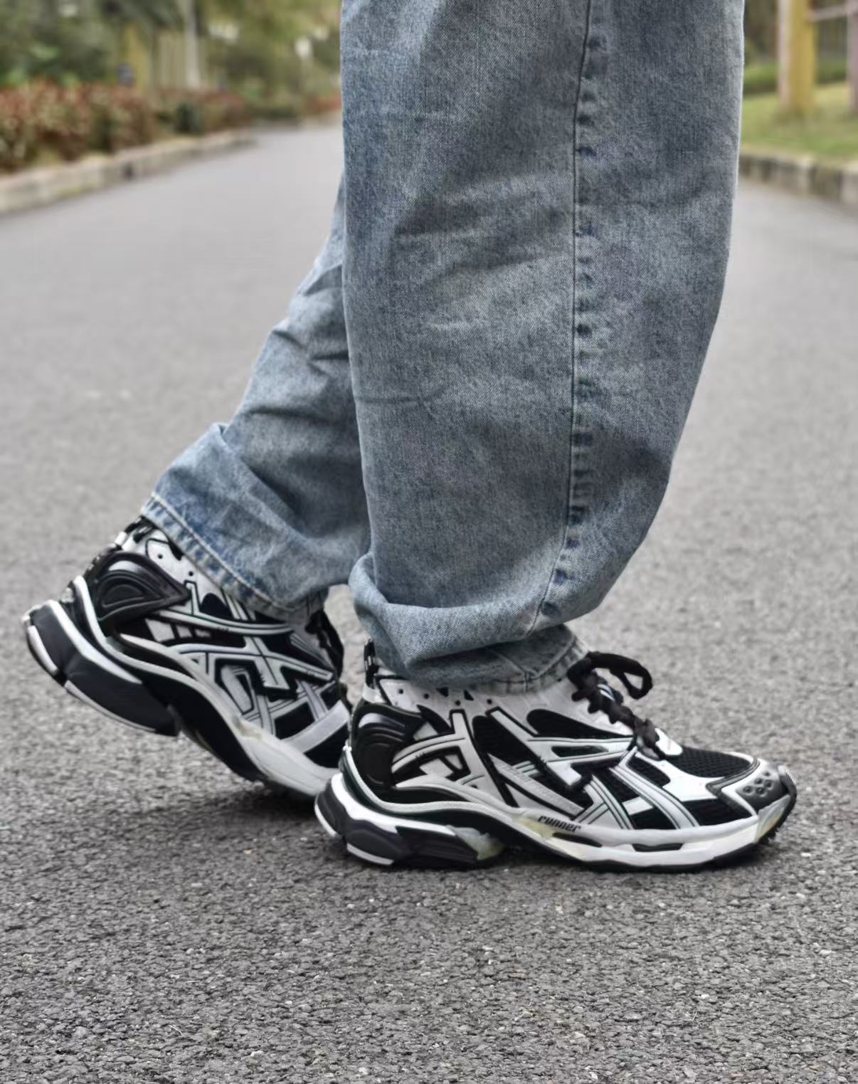 Balenciaga Runner All Black Gray 677402 W3RBR 1515 review jadji 01
