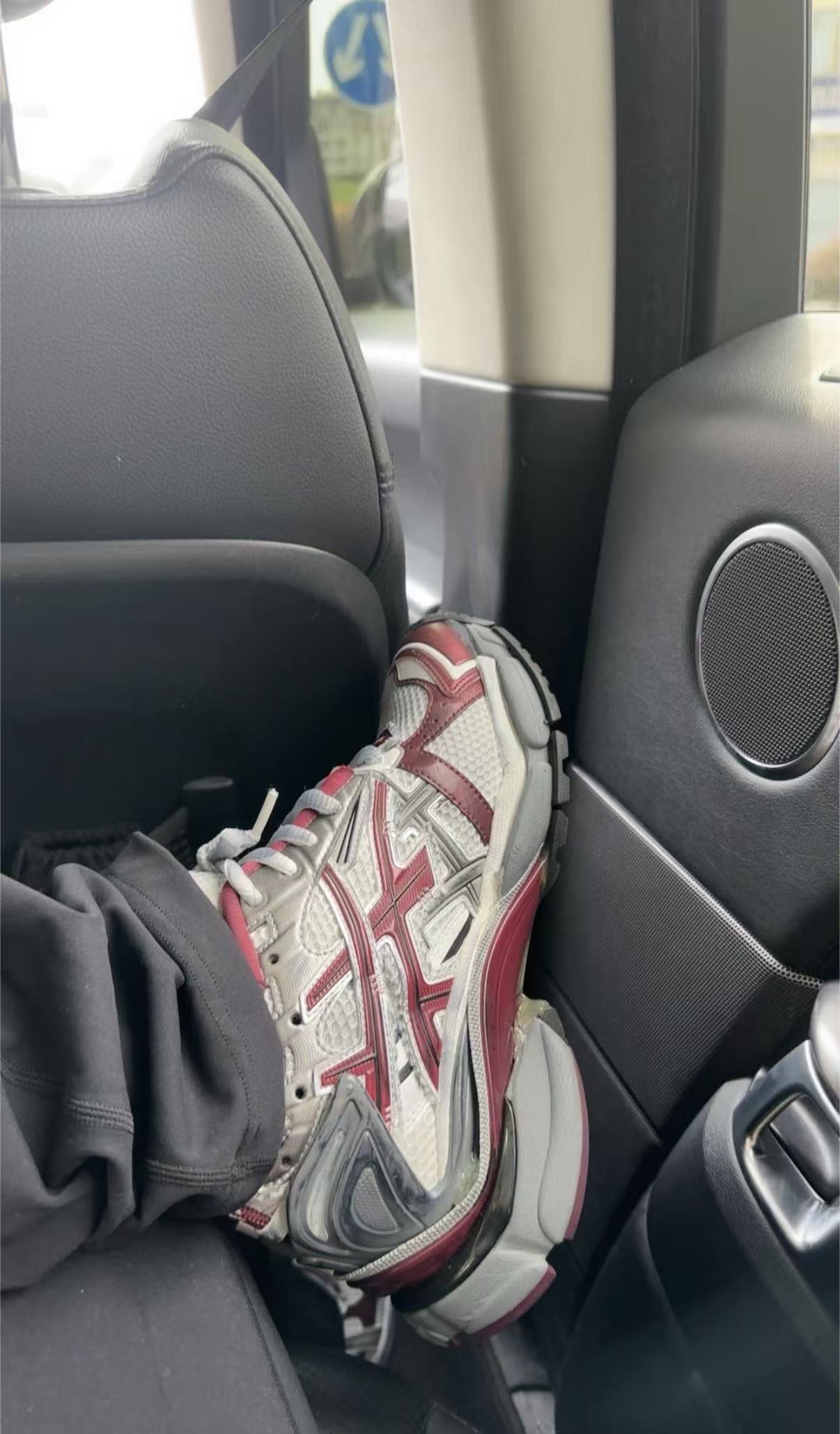 Balenciaga Runner Blue White Red 677402 W3RB2 9060 review wetyuio 01