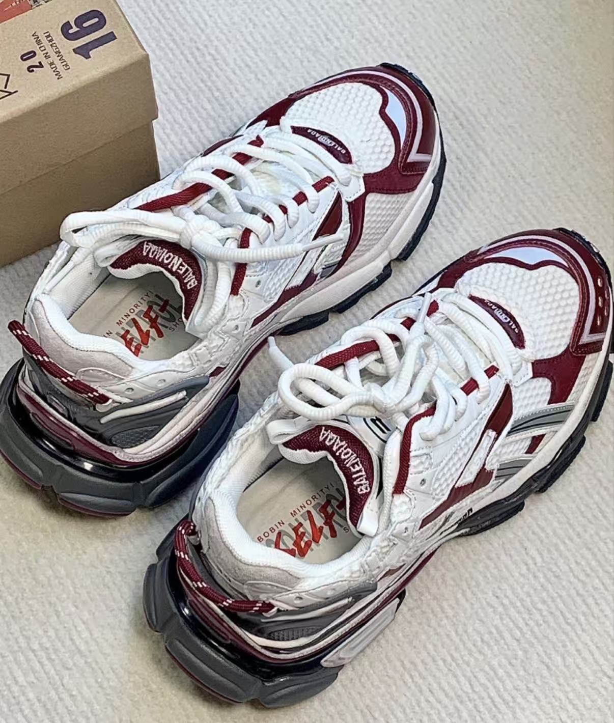 Balenciaga Runner Blue White Red 677402 W3RB2 9060 review wetyuio 02