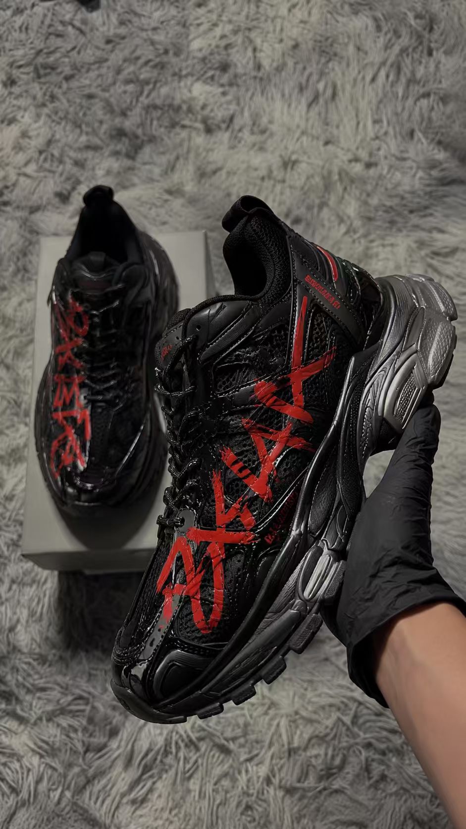 Balenciaga Runner Black And Red Characters 677402 W3RB1 0102 review lkjhgfd