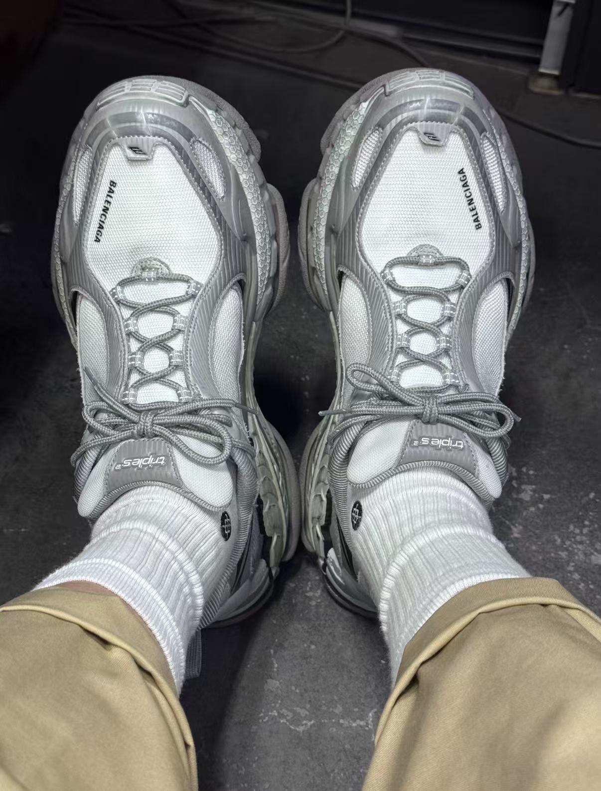 Balenciaga Triple S 2 'Gradient Grey' 865849 WTR2G 1800 review hsaLKJ 02