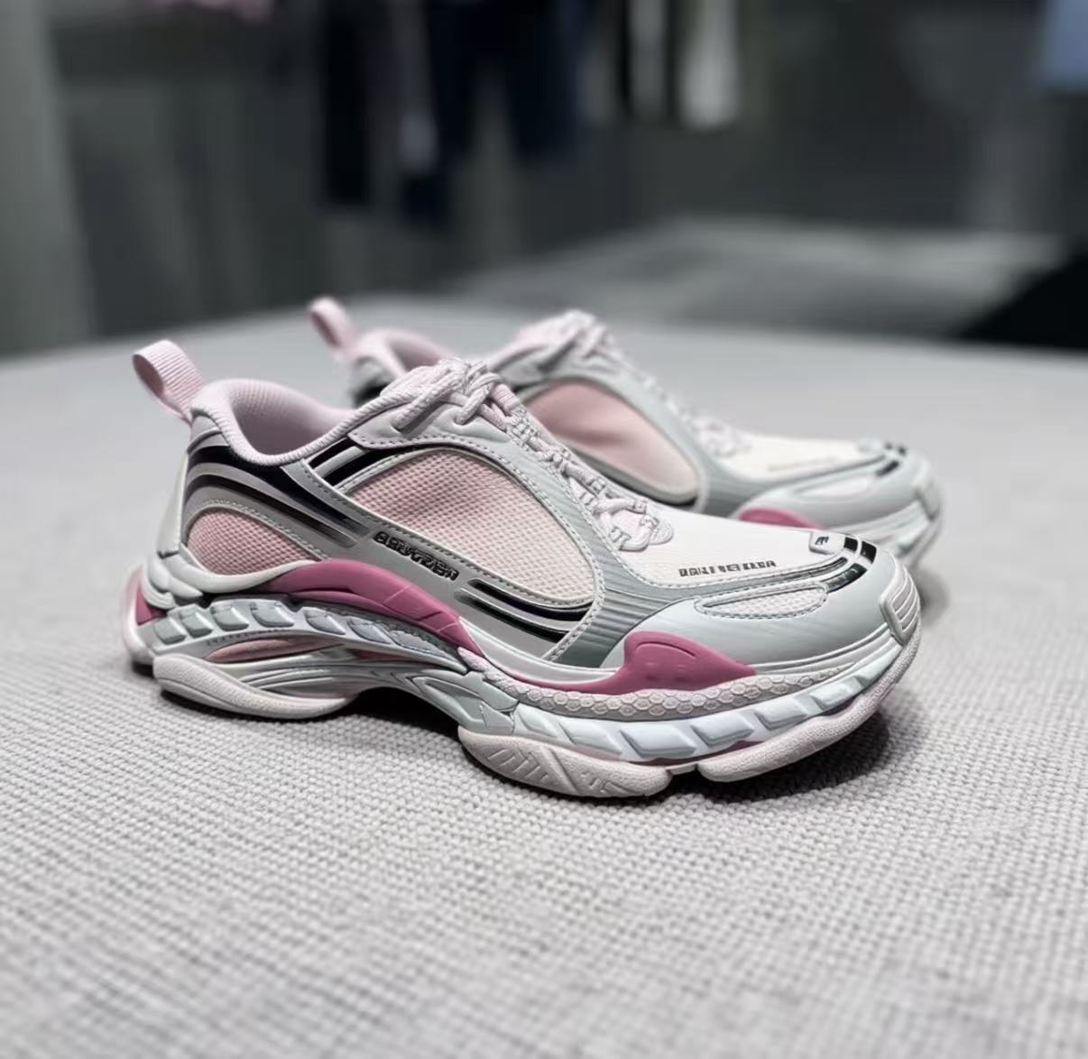 Balenciaga Wmns Triple S 2 'Gradient Purple' 865851 WTR2G 6800 review poiuyy 01
