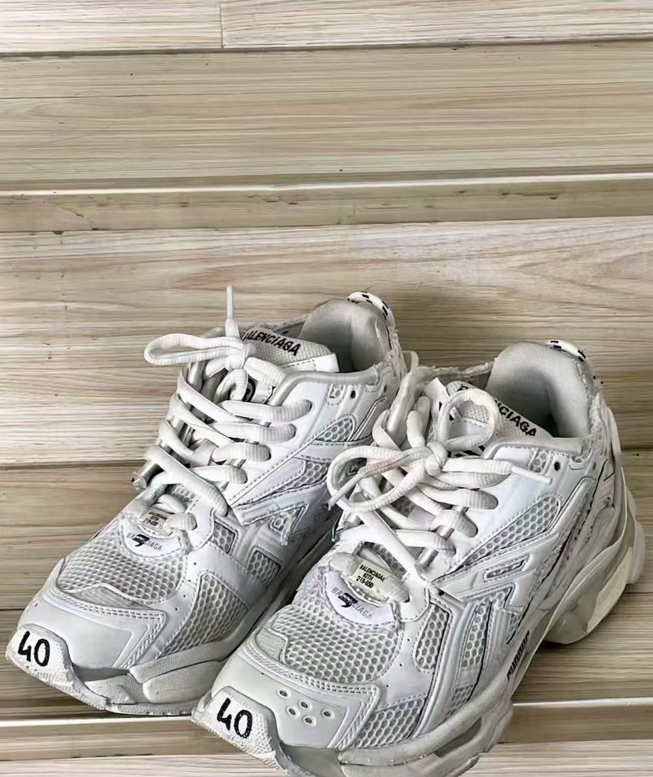 Balenciaga Runner White LED 853223 WRNLD 0102 review Taylor M.