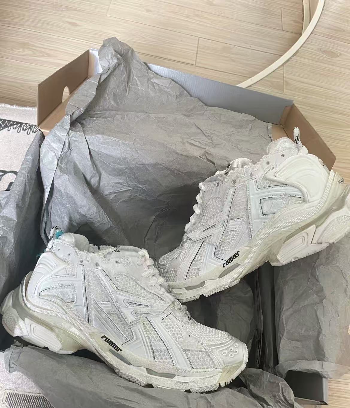 Balenciaga Runner White LED 853223 WRNLD 0102 review Xavier R.