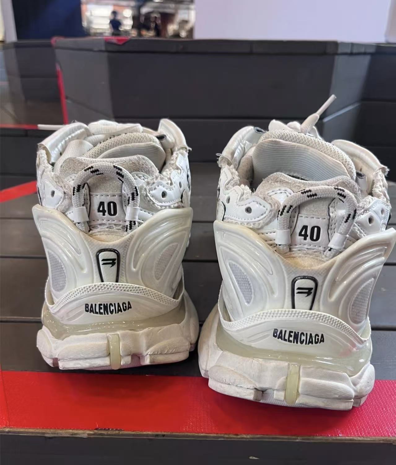 Balenciaga Runner White LED 853223 WRNLD 0102 review Simone T.