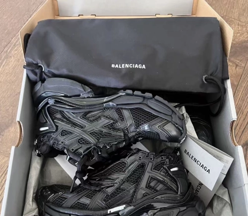 Balenciaga Runner Sneaker All Black 772767 W3RNY 0135 reviewed byMonica J.