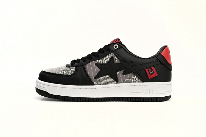 A Bathing Ape Bape Sta Low en negro y rojo, con logotipos combinados
