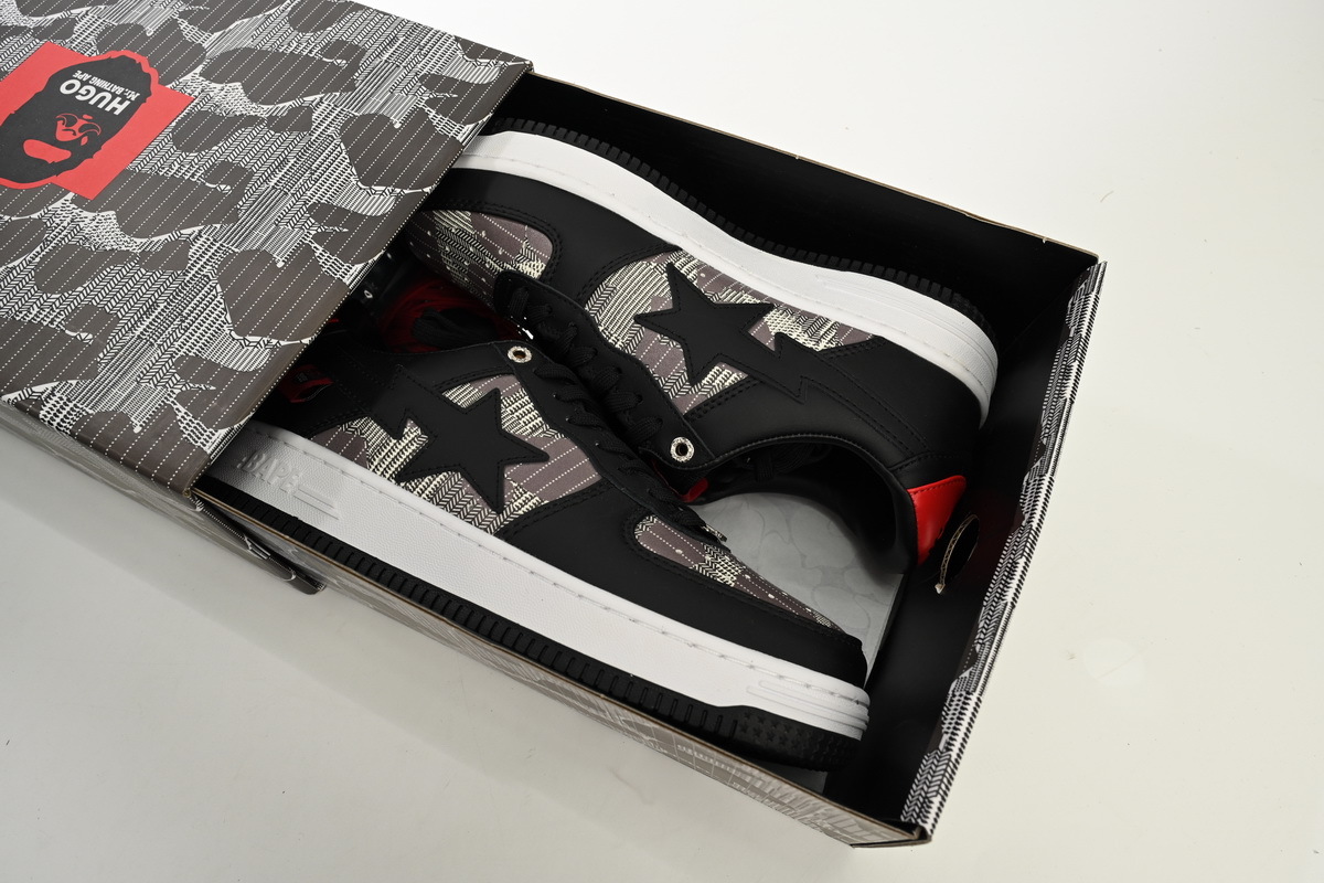 A Bathing Ape Bape Sta Low en negro y rojo, con logotipos combinados