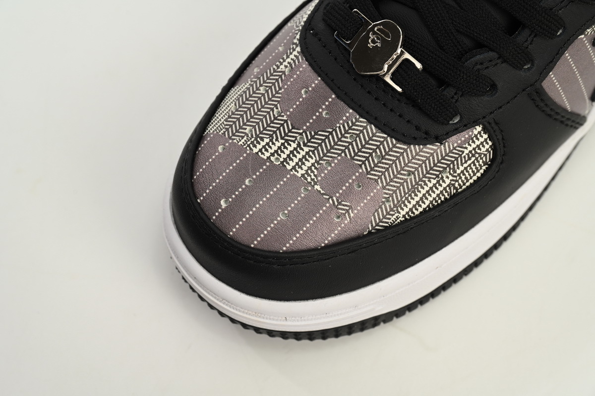 A Bathing Ape Bape Sta Low en negro y rojo, con logotipos combinados
