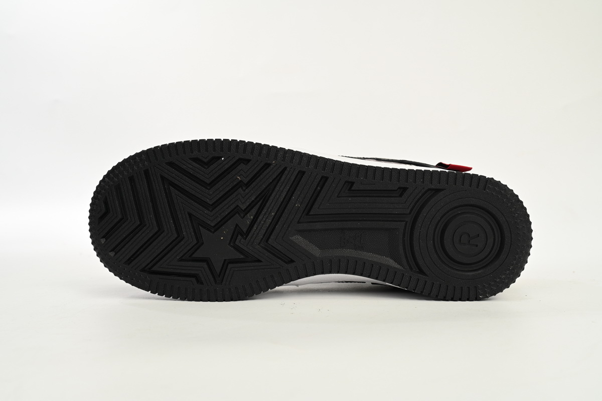 A Bathing Ape Bape Sta Low en negro y rojo, con logotipos combinados