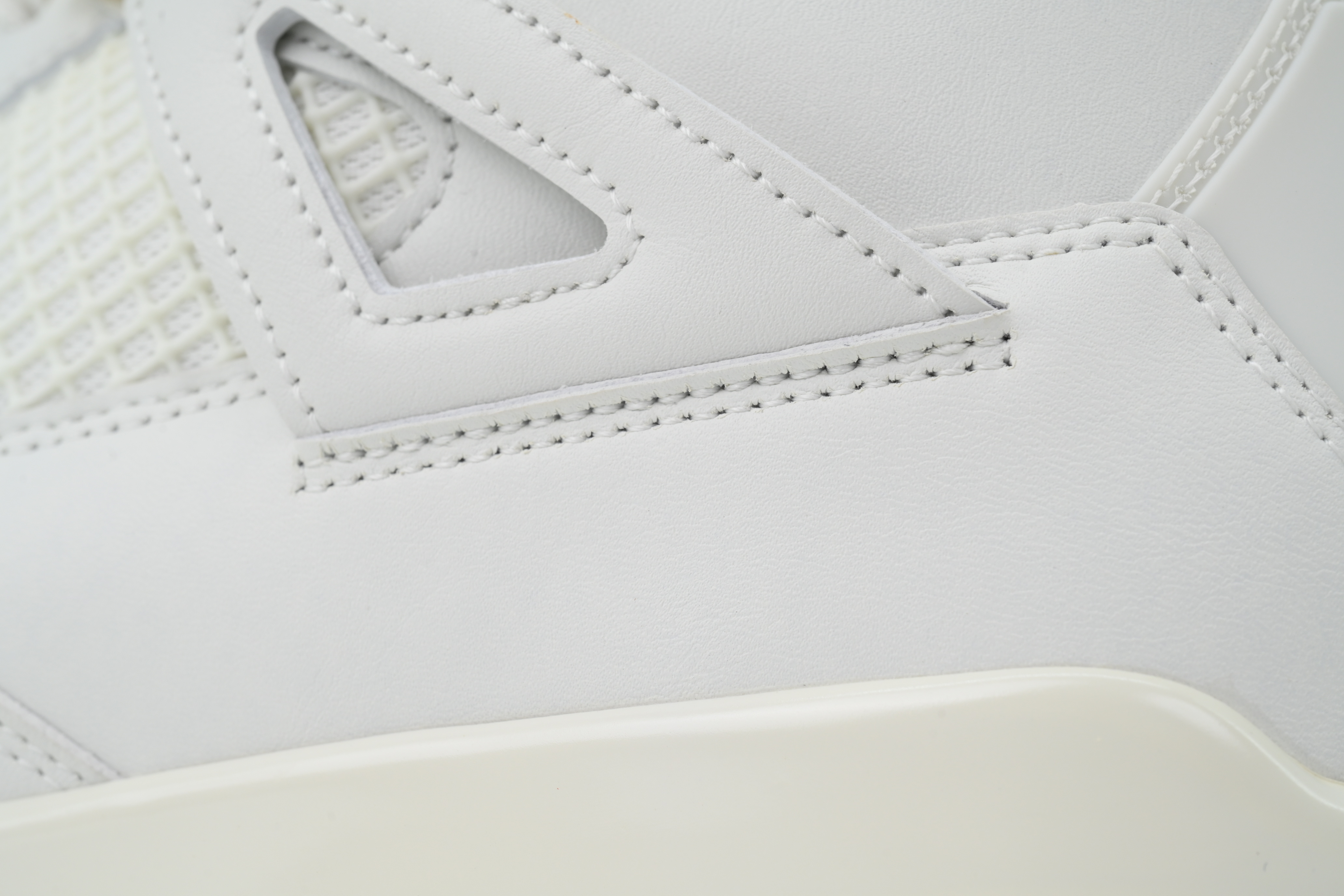 Air Jordan 4 Retro Blanco y Dorado AQ9129170