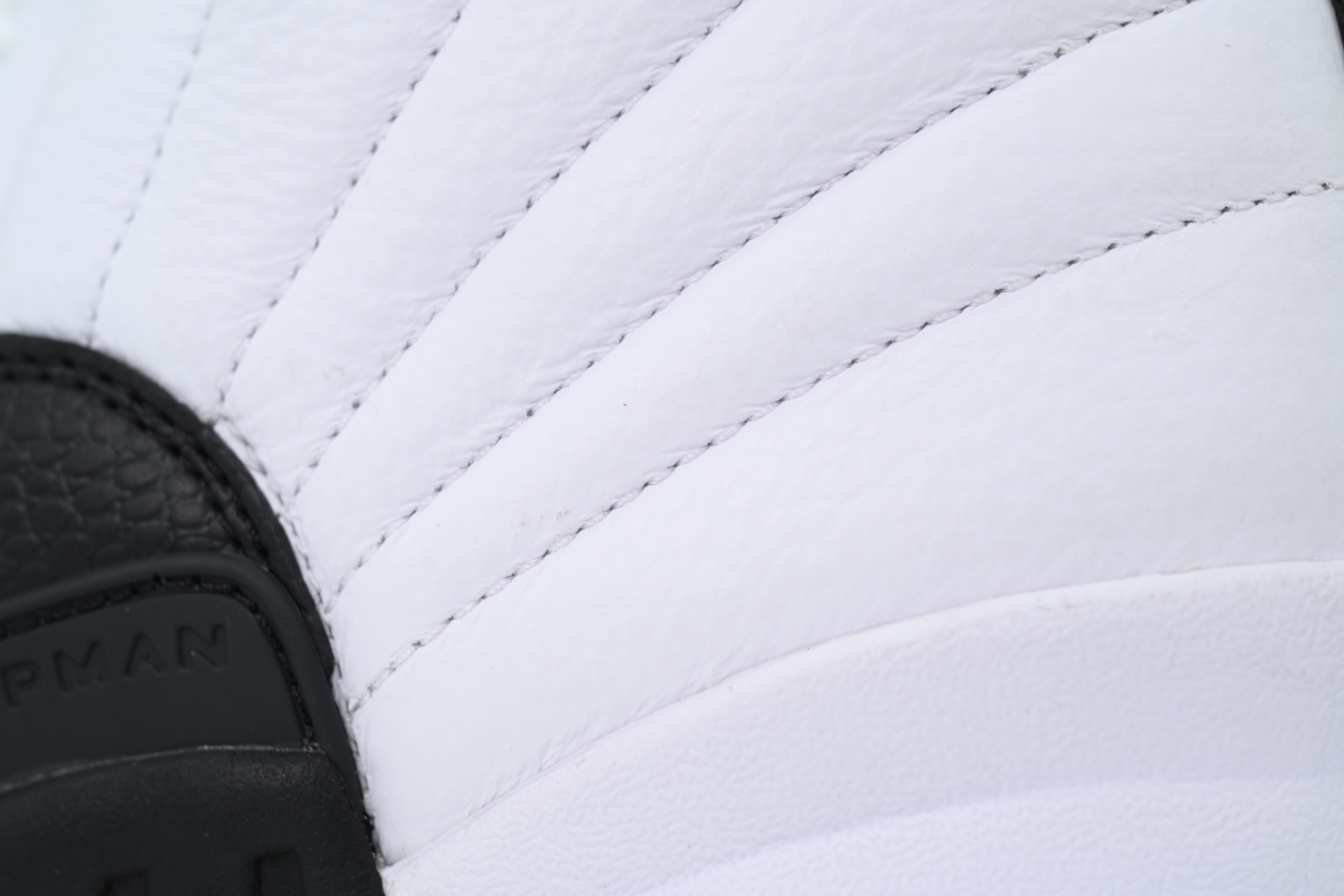  Air Jordan 12 Retro Preto e Dourado Metálico CT8013-117