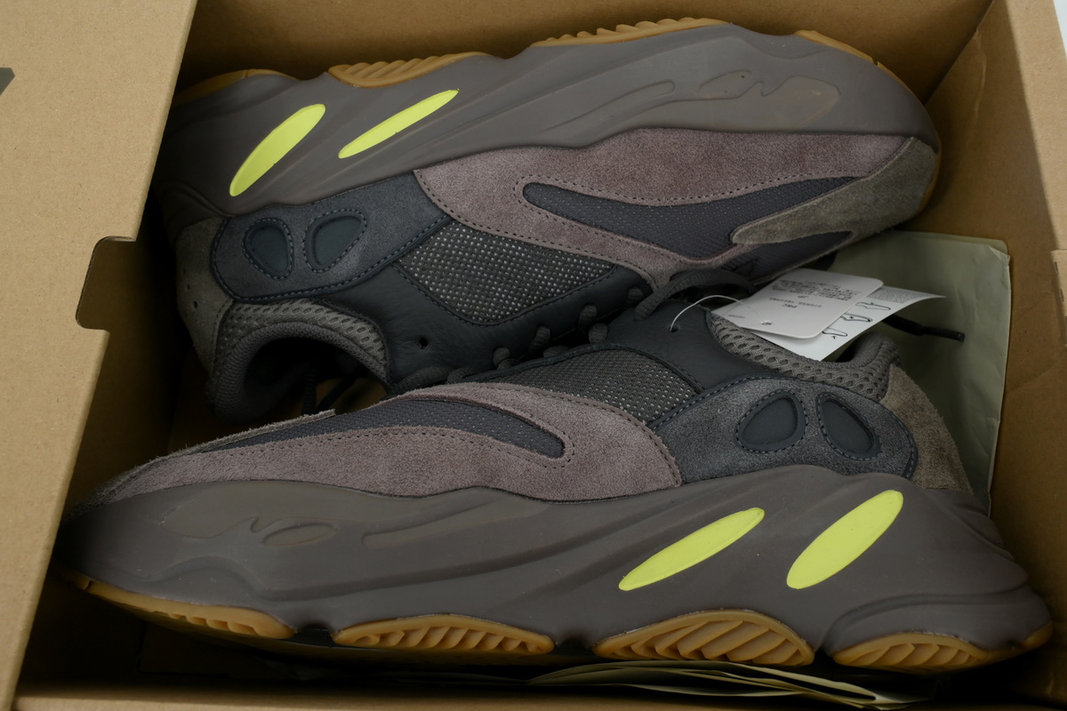 EE9614 Yeezy Boost 700
