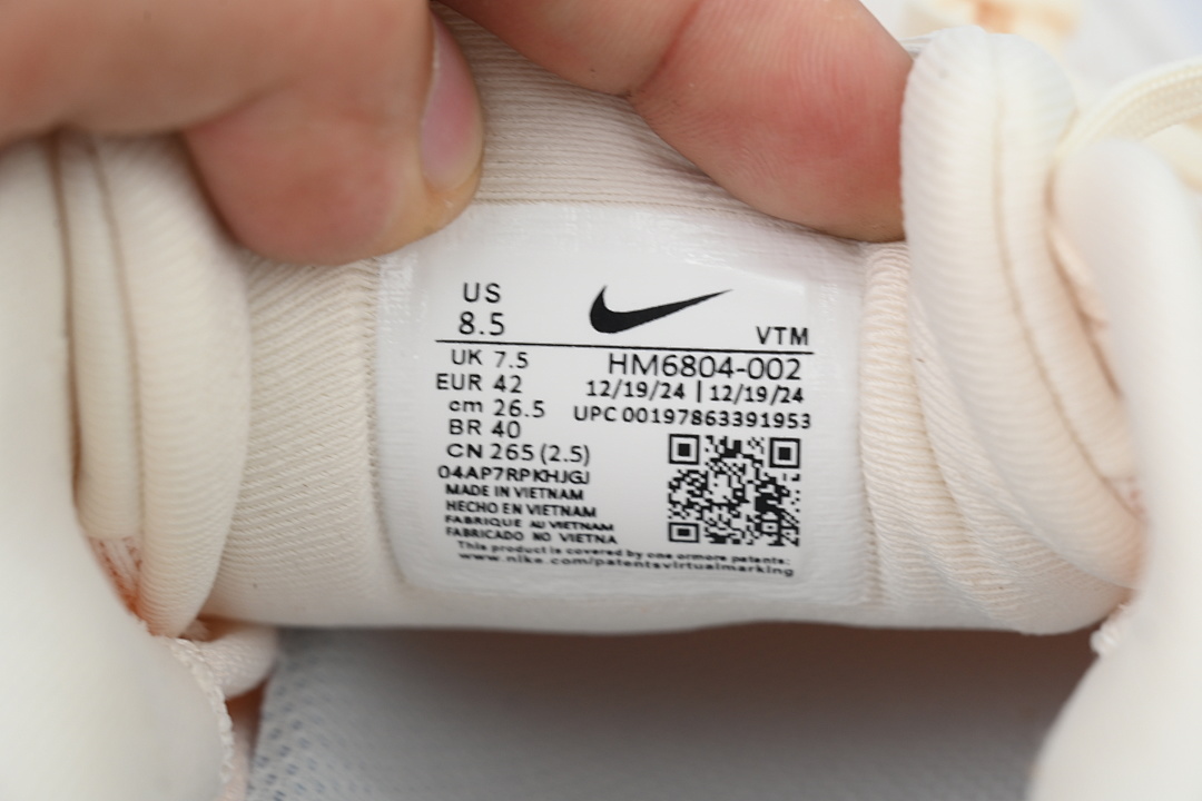 HM6804-002 NIKE Wmns Vomero 18