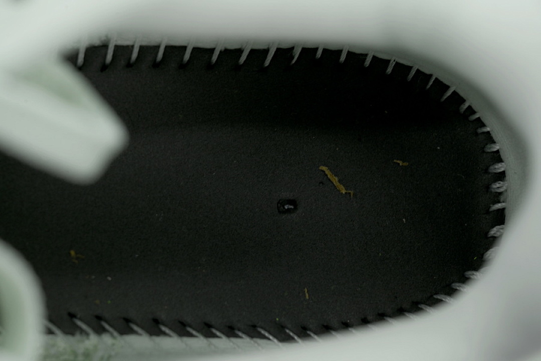 HQ2050-101 NIKE Vomero 19 Moonlight