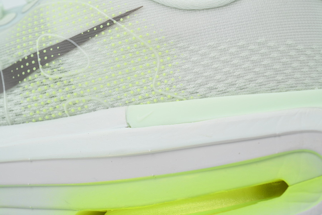 HQ2050-101 NIKE Vomero 19 Moonlight