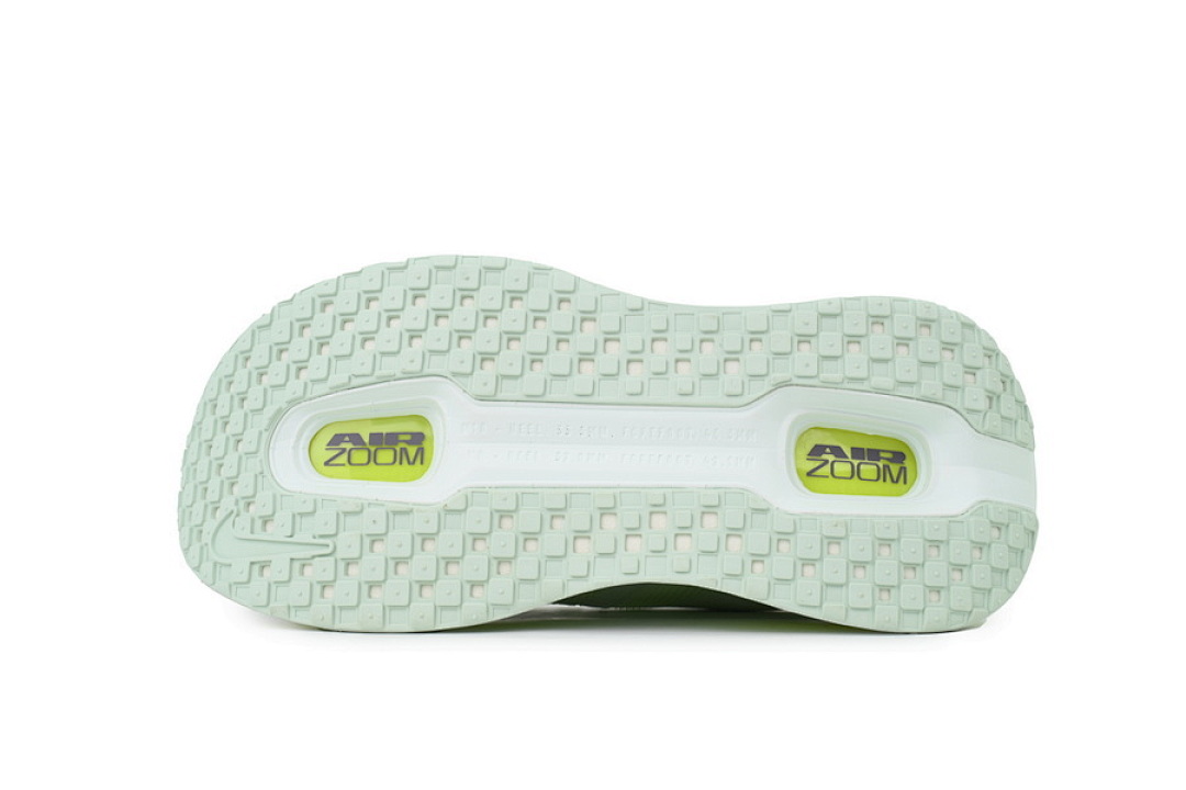 HQ2050-101 NIKE Vomero 19 Moonlight