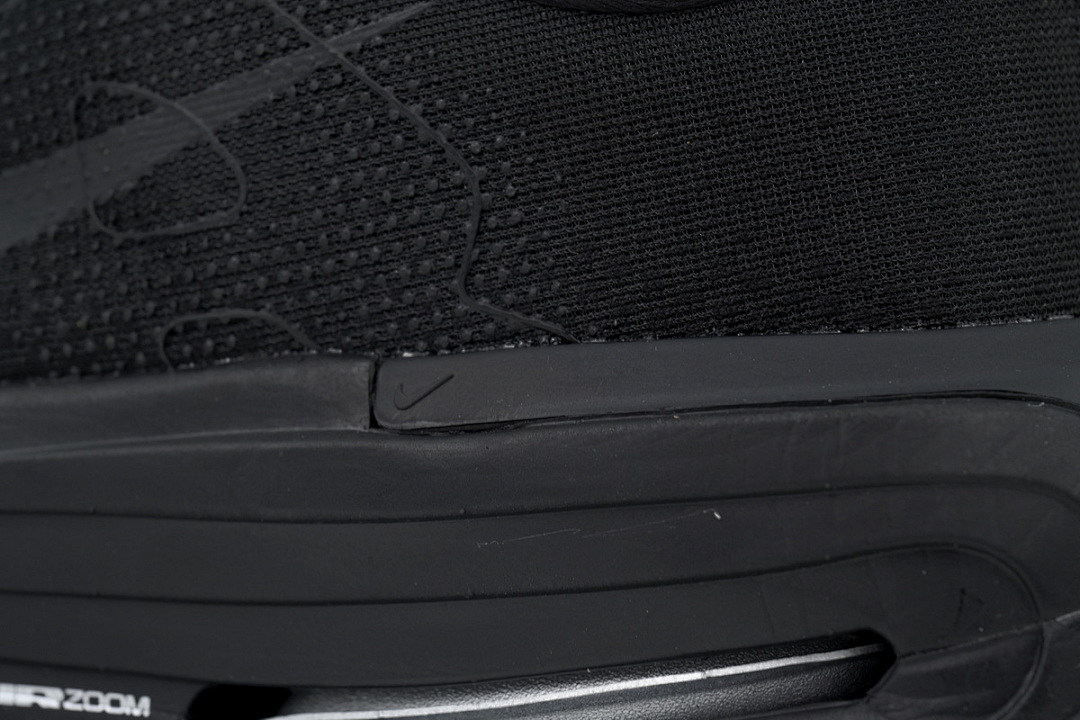 HQ2050- 005 NIKE Vomero 19 All Black