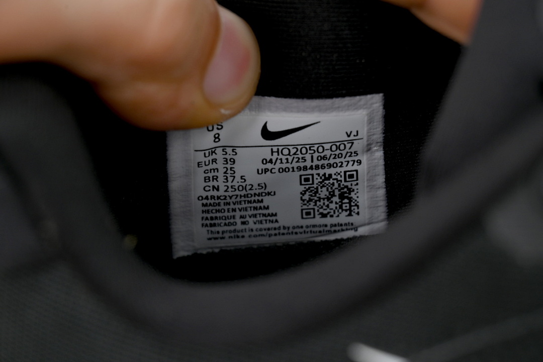HQ2050 -007 NIKE Vomero 19 Black And White
