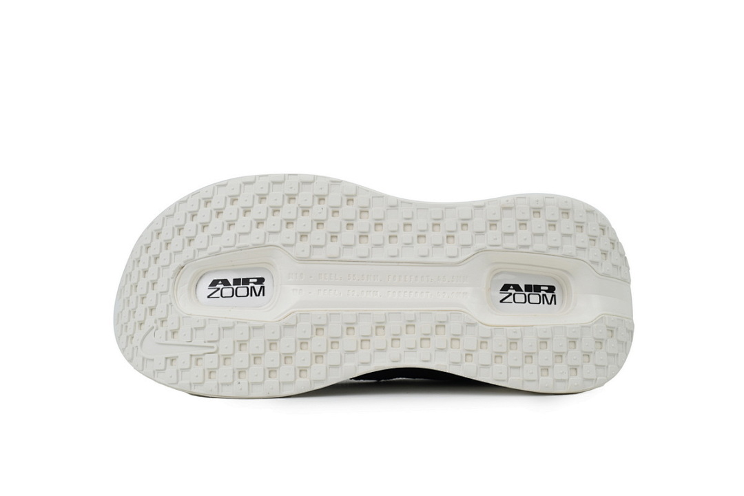 HQ2050 -007 NIKE Vomero 19 Black And White