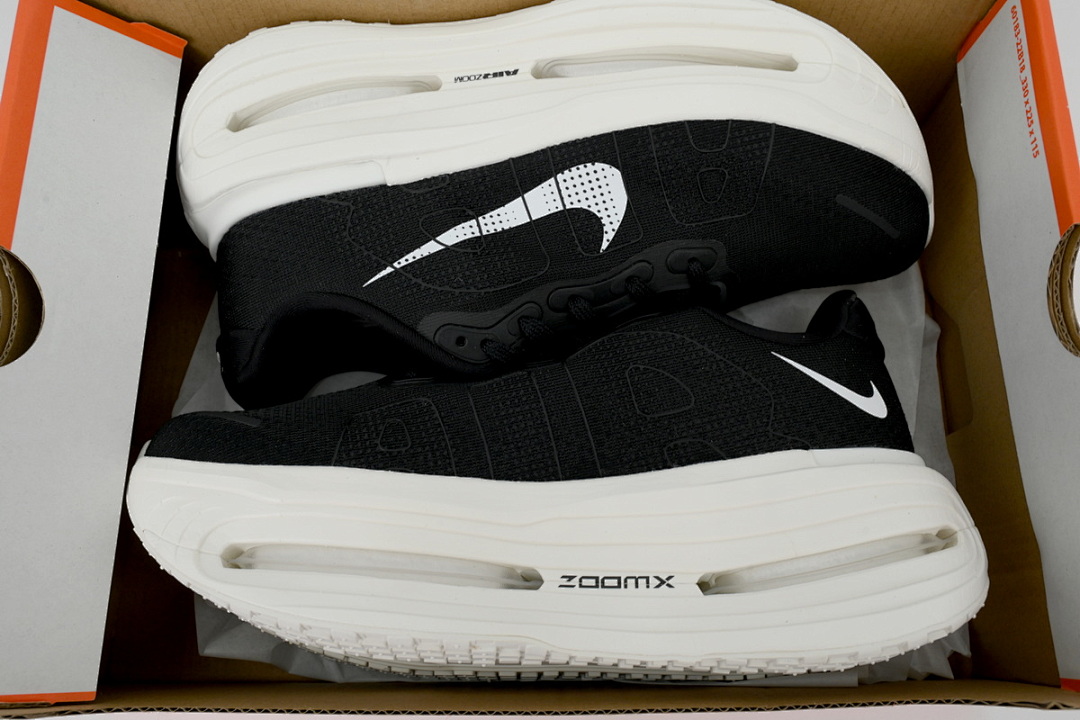 HQ2050 -007 NIKE Vomero 19 Black And White