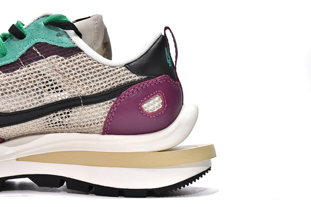 DD3035-200 Sacai x Nike Pegasua Vaporfly String Black Villain Red