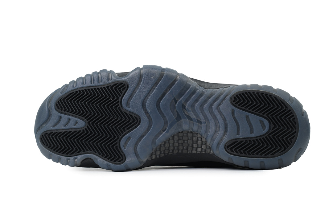 Air Jordan 11 Retro Cap and Gown