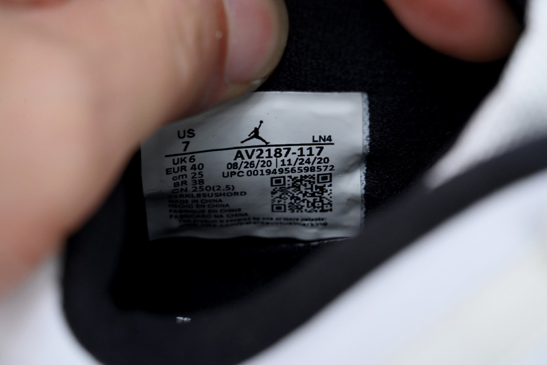  Air Jordan 11 Retro Low AV2187-117