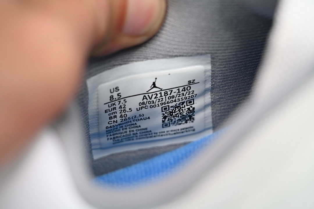  Air Jordan 11 Low AV2187-140