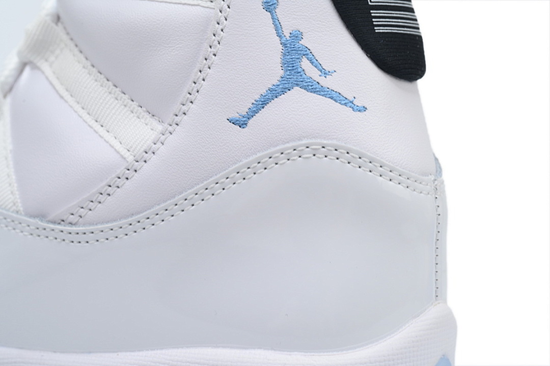 Zapatillas Air Jordan 11 Low WMNS blancas y azul claro CT8012-104 