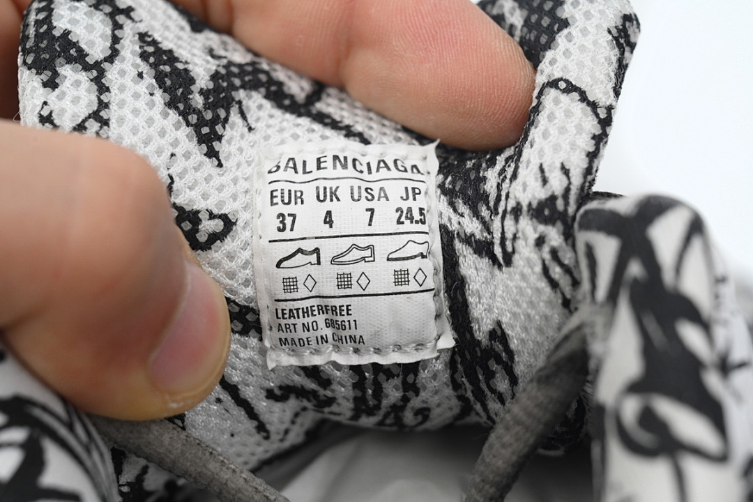 Zapatillas Balenciaga 10XL blancas y negras con estampado de grafitis W2RAM 9010