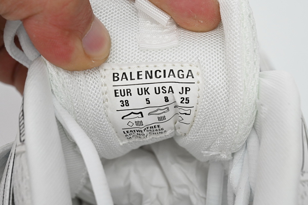 Tênis Balenciaga Track Branco, Preto e Azul com Estampa de Grafite W3SRA 9014