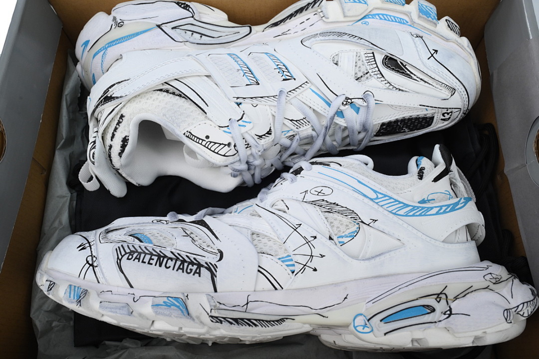 Tênis Balenciaga Track Branco, Preto e Azul com Estampa de Grafite W3SRA 9014