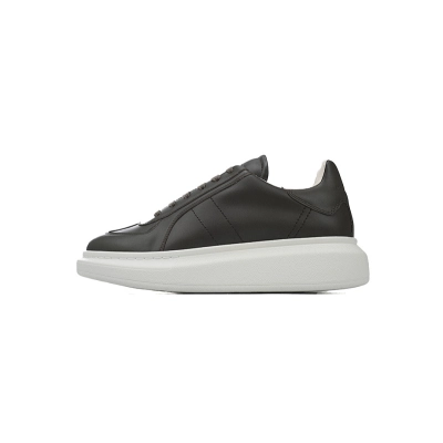 Alexander McQueen Sneaker Black and White 01