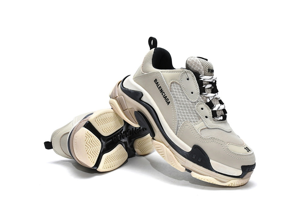 Balenciaga Triple S, couleur vanille, référence W09O6 9787 