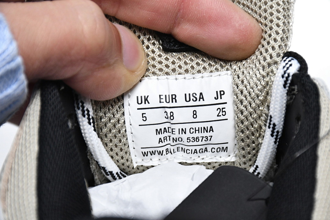 Balenciaga Triple S, couleur vanille, référence W09O6 9787 